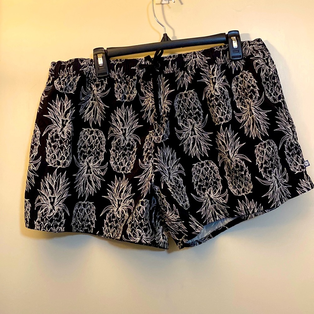 NWOT black and white pineapple beach shorts size xl